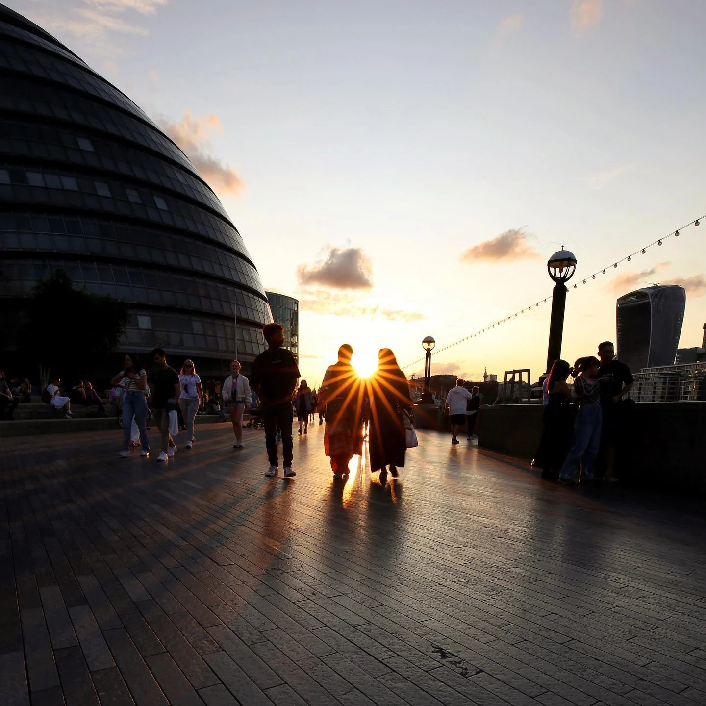 una coppia al tramonto a londra dietro tower bridge 